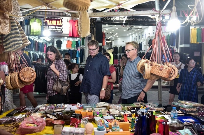 Ha Long Diamond Cruise Ha Long Night Market 4