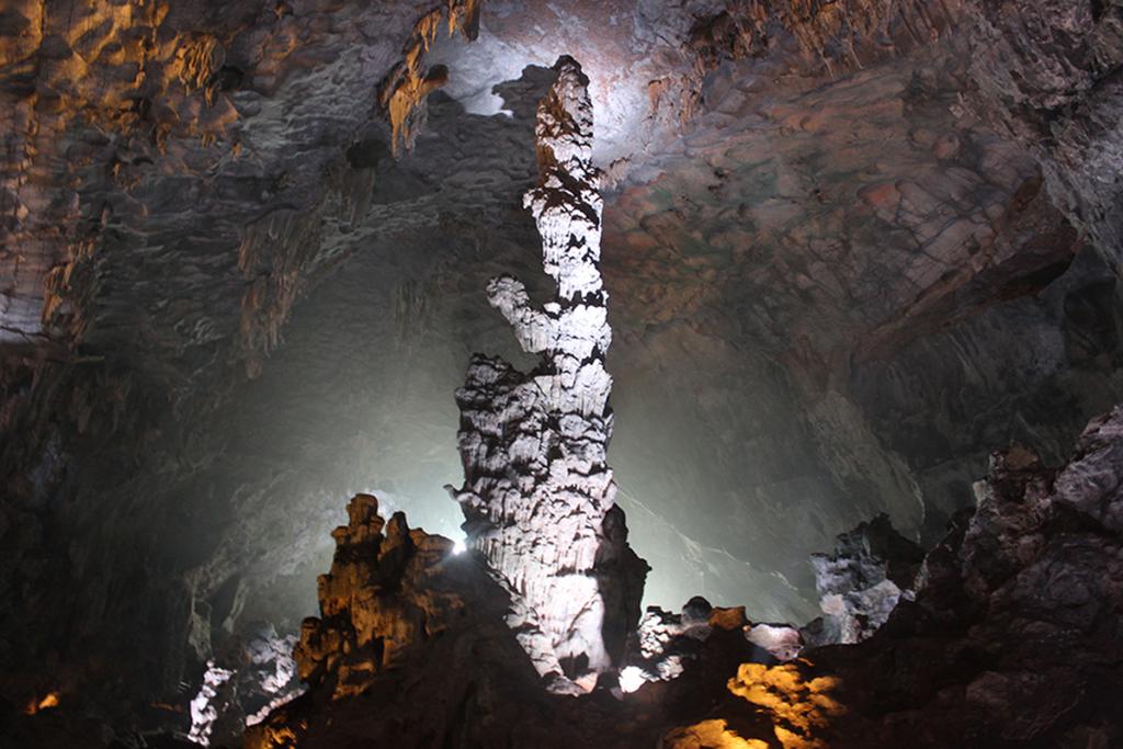 Ha Long Diamond Cruise Hang Dau Go Cave 6