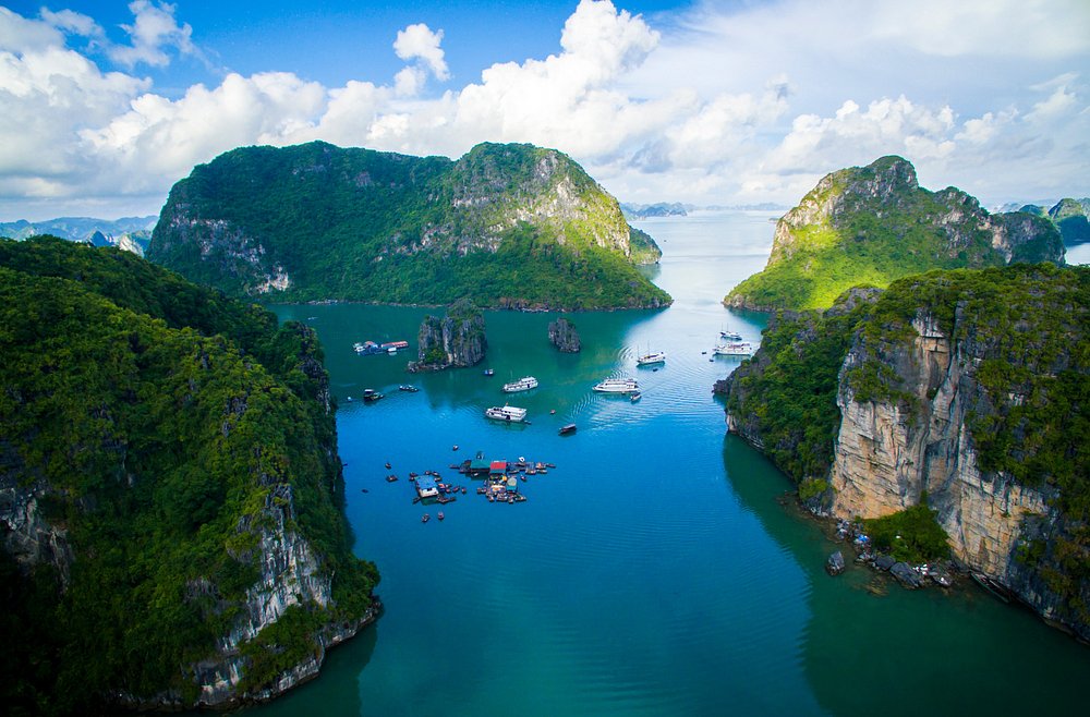 Bai Tu Long Bay