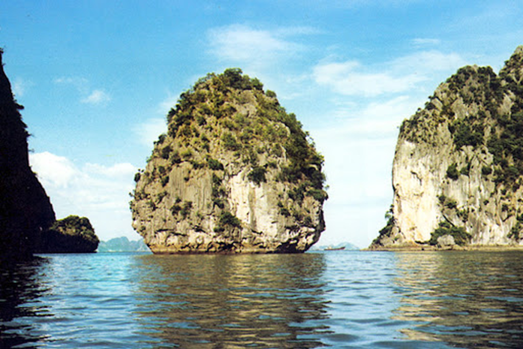 Ha Long Diamond Cruise Other Islets In Ha Long Bay Hon Oan