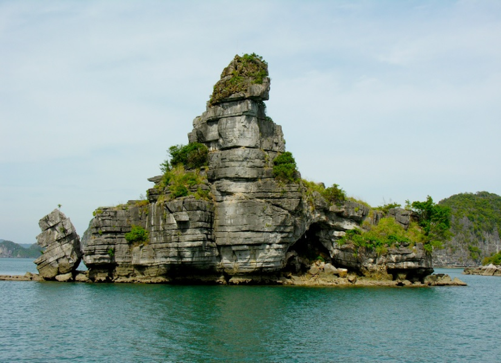 Ha Long Diamond Cruise Other Islets In Ha Long Bay Hon Xep Islet