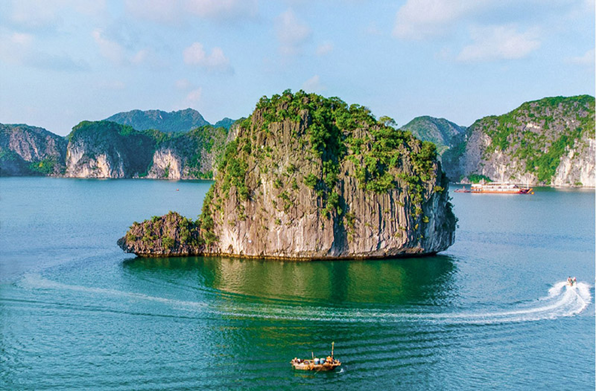 Ha Long Diamond Cruise Other Islets In Ha Long Bay Hon Rua Islet