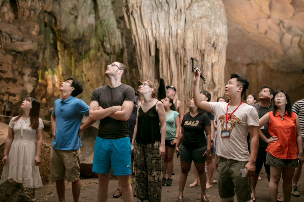 Ha Long Diamond Cruise Sung Sot Cave 2