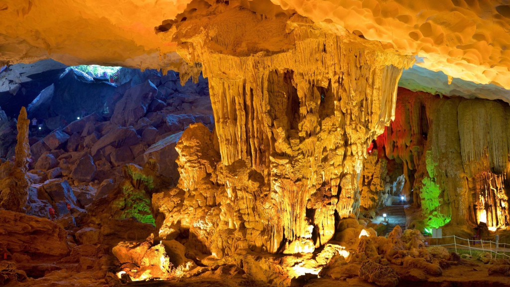 Ha Long Diamond Cruise Sung Sot Cave 3