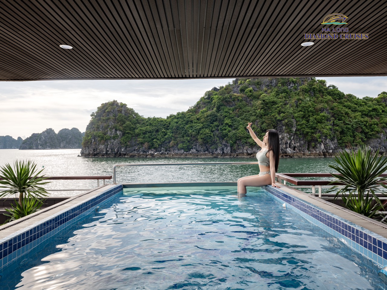 Jacuzzi swimming pool at Ha Long Diamond Cruises